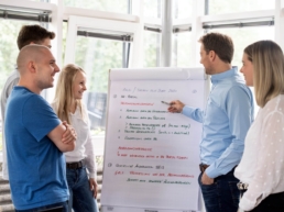 auszubildene im meeting